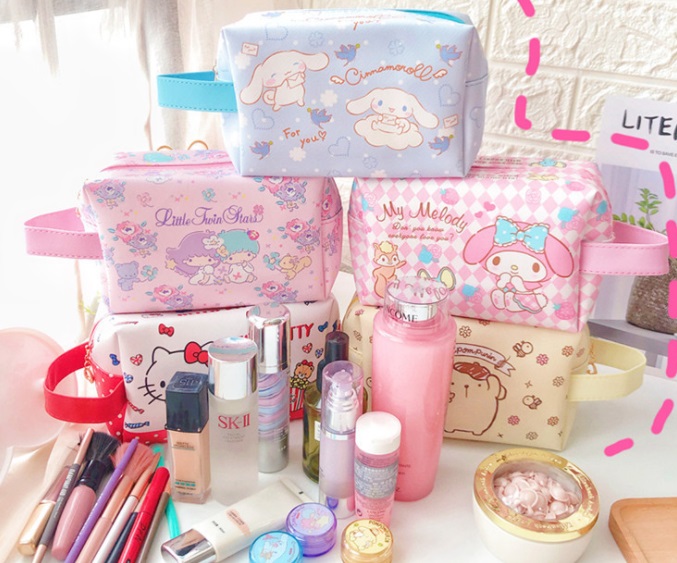 ✨ Cartoon Cosmetic Pouch with Handle ✨ Christmas Gifts Eyeliner Brush Foundation PU Leather Pouch ✨ Toiletries Cosmetic Bags ✨ Pencil Case PU Leather Pouch ✨ Hello Kitty Melody Twin Star Ufufy Cinnamo